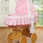 Teddy Bear Barnaba vitstest Moses-korv puidust ratastega alusel