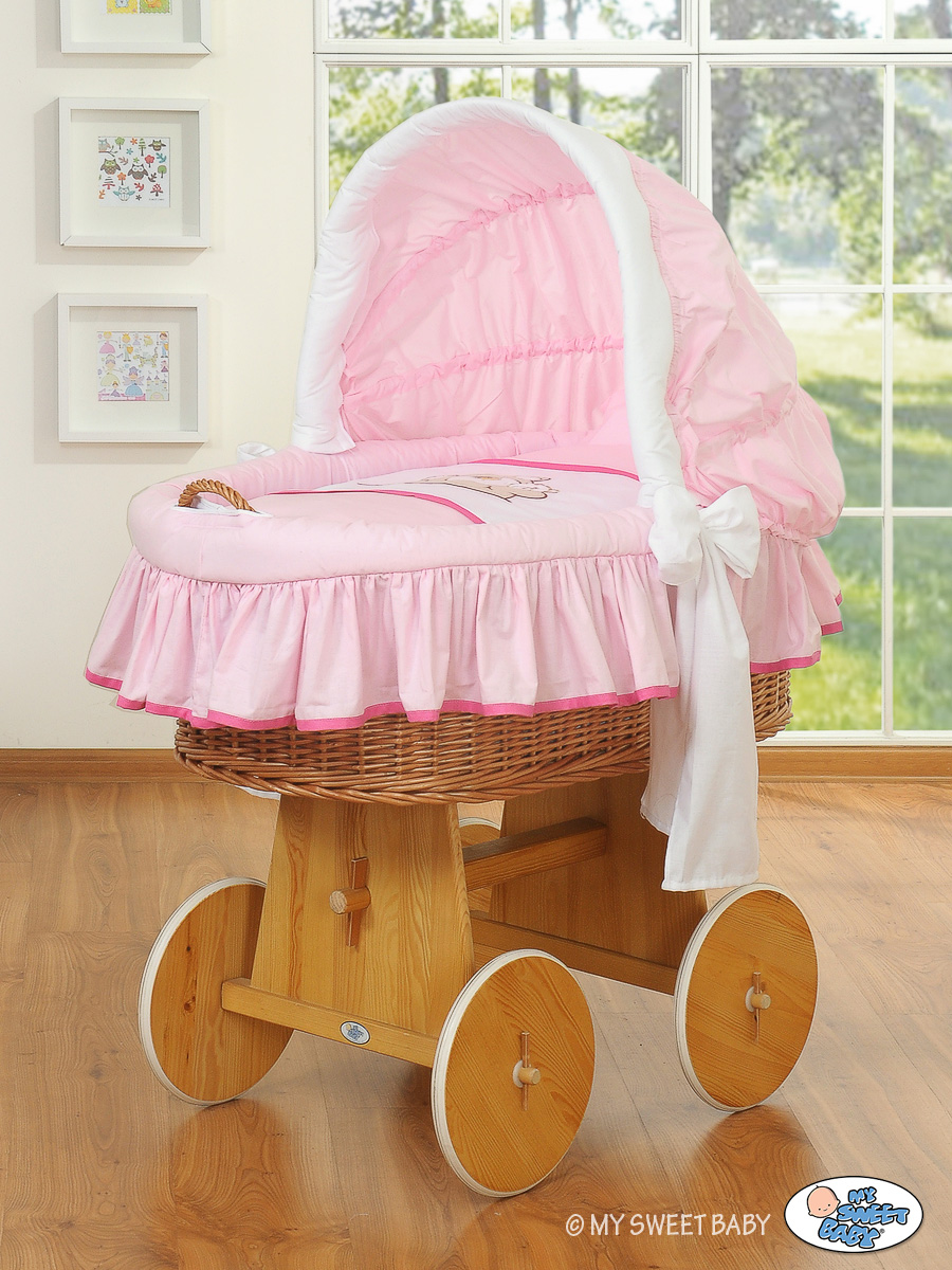 Teddy Bear Barnaba vitstest Moses-korv puidust ratastega alusel